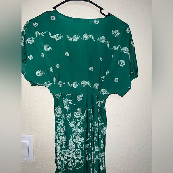 CHARLOTTE RUSSE TOP Size LARGE- GREAT CONDITION - Picture 2 of 5